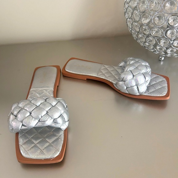 Women’s Slides - Picture 2 of 5